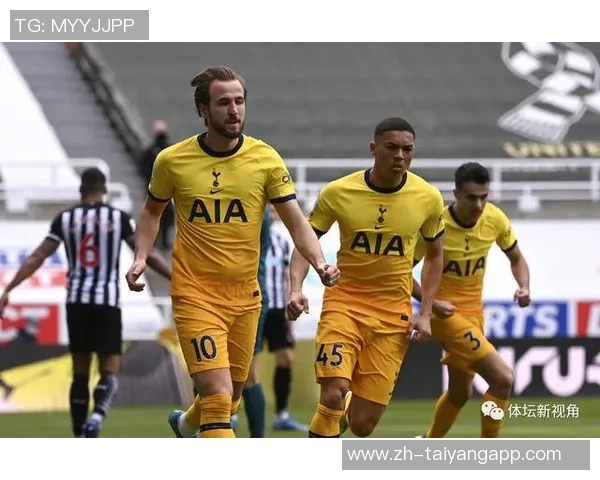 麦肯尼禁区内犹豫不决被断球错失良机